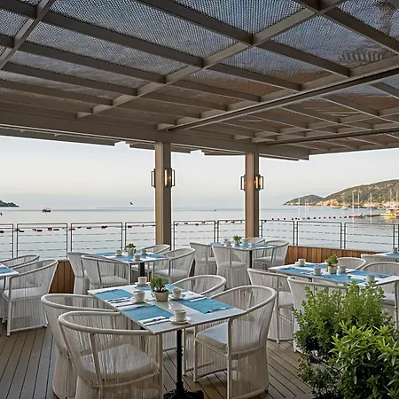 4-bedroom Luxury In 5 Star Seafront Casa de Férias